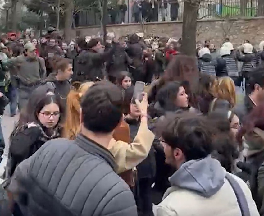 İstanbul Üniversitesi'nde İmamoğlu eylemi: Polis müdahale etti! - Resim: 2