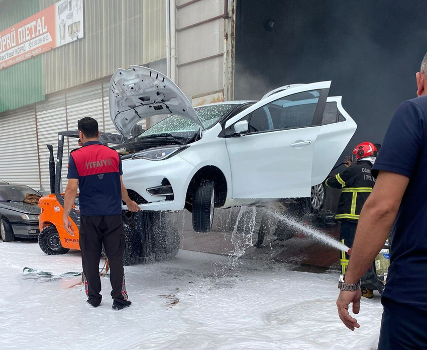 Park halindeyken yanan elektrikli aracı 2 saat boyunca söndüremediler! - Resim: 4