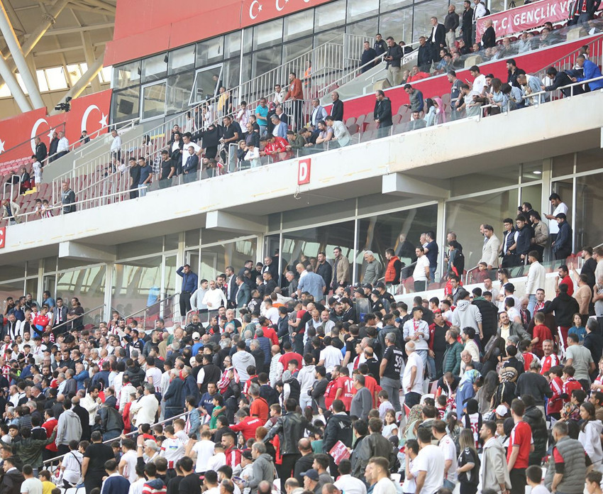 Kulüp başkanı maçın son dakikasında taraftarla tartıştı; polis müdahe etmek zorunda kaldı - Resim: 4