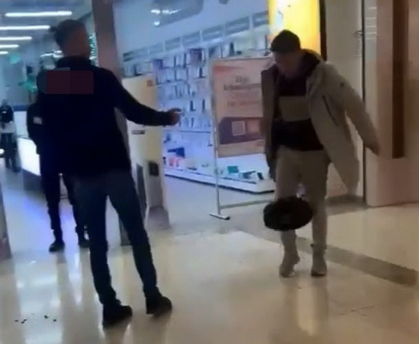 Sürekli arızalanan robot süpürgeyi AVM'de mağazanın önünde parçaladı - Resim: 2