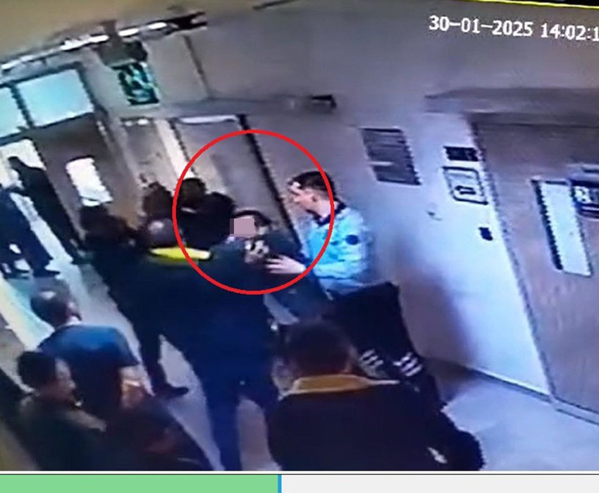 Polisin yakaladığı şüpheliyi, polisten kaçırmaya çalıştılar - Resim: 1