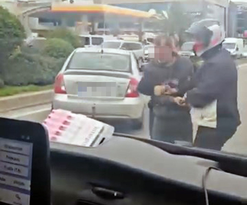 Trafikte sıradan bir gün daha: Yol verme kavgasında birbirlerine kemer ve yumruklarla saldırdılar - Resim: 2