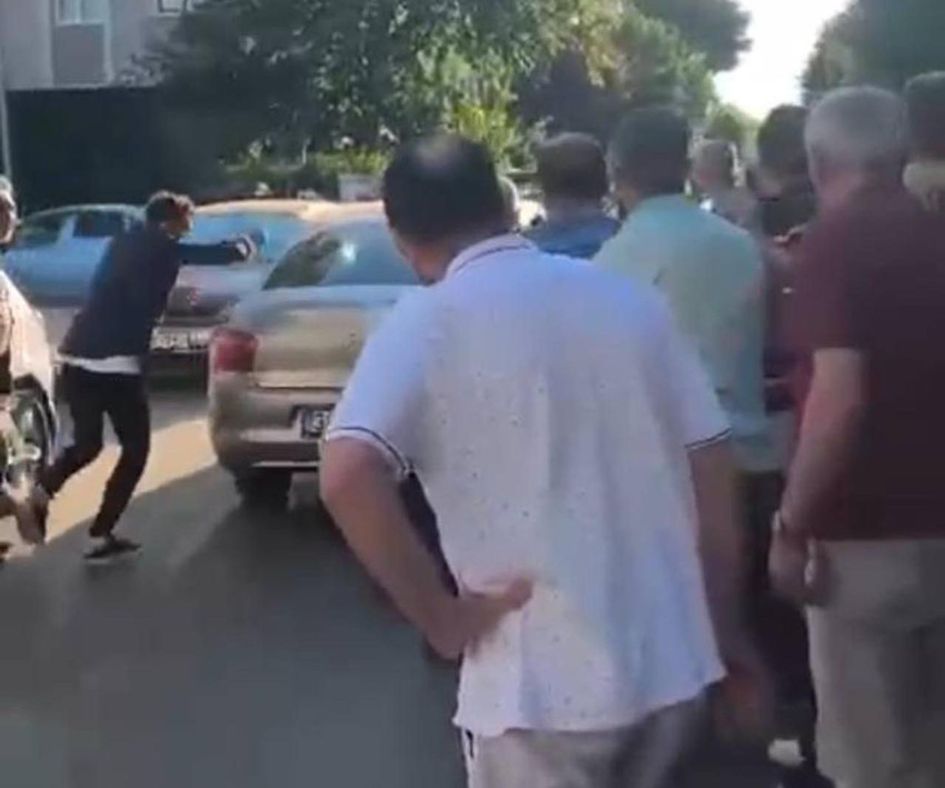 İstanbul'da araç içinde şiddete uğrayan kadının yardımına mahalleli yetişti - Resim: 1