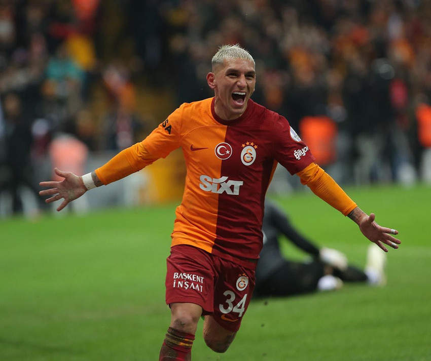 Lucas Torreira, Türk sosyal medya fenomenini ''stalk''larken acemiliği yüzünden ifşa oldu - Resim: 1