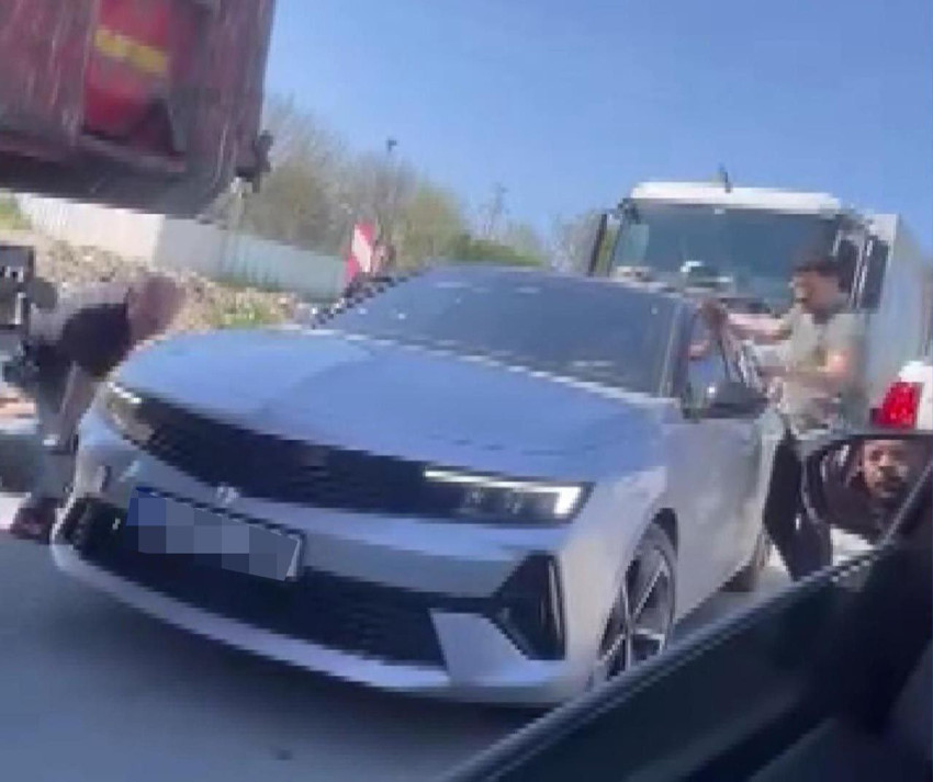 İstanbul'da polisten kaçan şüpheli trafiğe takıldı: Lastikleri indirdiler! - Resim: 3