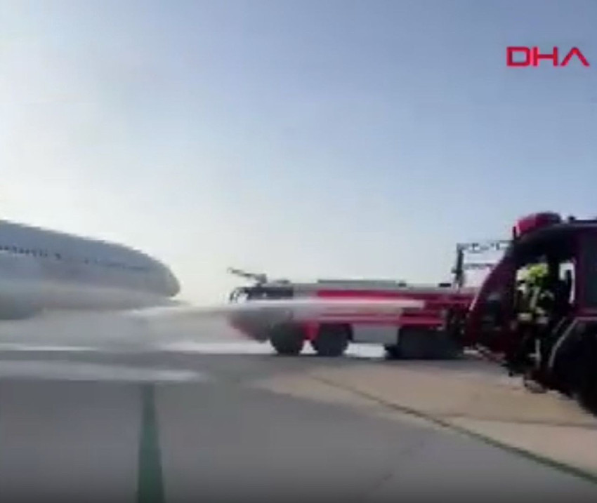 Antalya Havalimanı'nda yolcu uçağından dumanlar yükseldi, uçak acil koduyla tahliye edildi! - Resim: 3