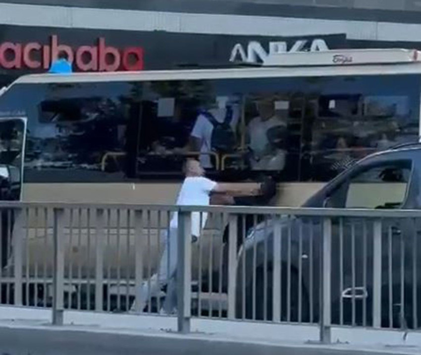 İstanbul trafiğinde ''kornaya niye basıyorsun'' kavgası: Tekme tokat saldırdı - Resim: 1