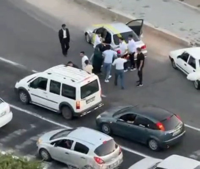 Yol verme tartışmasında yolu boks ringine çevirdiler: Tartışma kamerada - Resim: 3