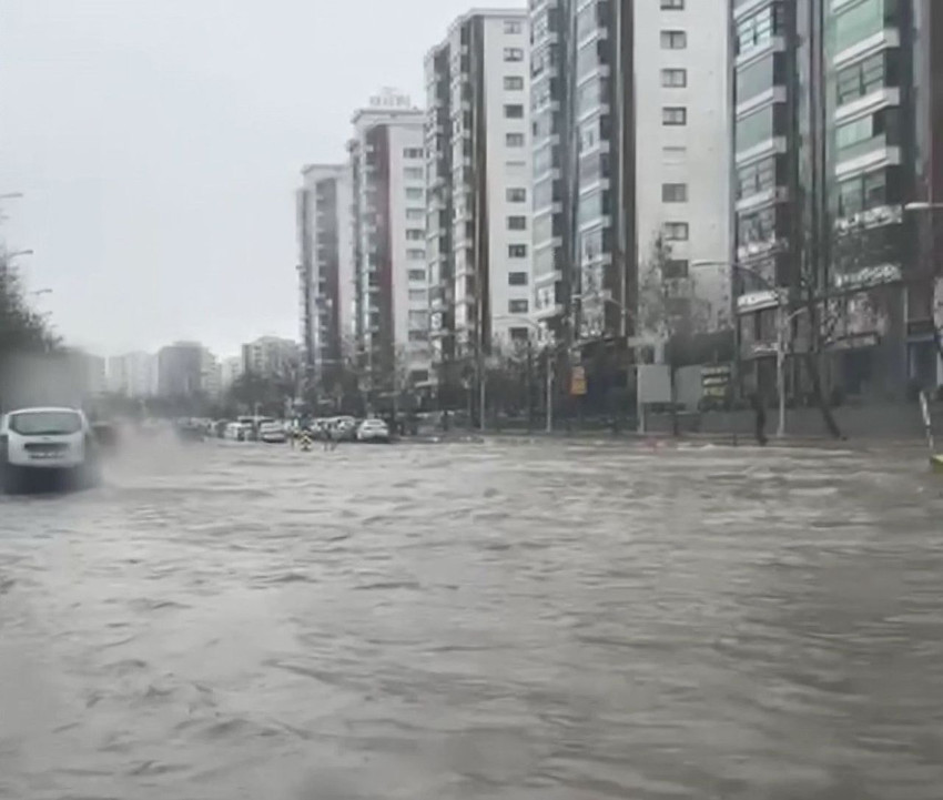 Sele yol açan sağanakta caddeler göle döndü, köprü sular altında kaldı! - Resim: 3