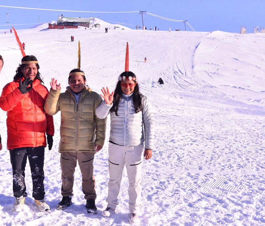 Dünyadan izole yaşayan kabile üyeleri Türkiye'de ilk kez karla tanıştı - Resim: 1