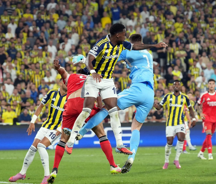 Fenerbahçe, 10 kişi kalan Benfica ile Kadıköy'de berabere kaldı - Resim: 2