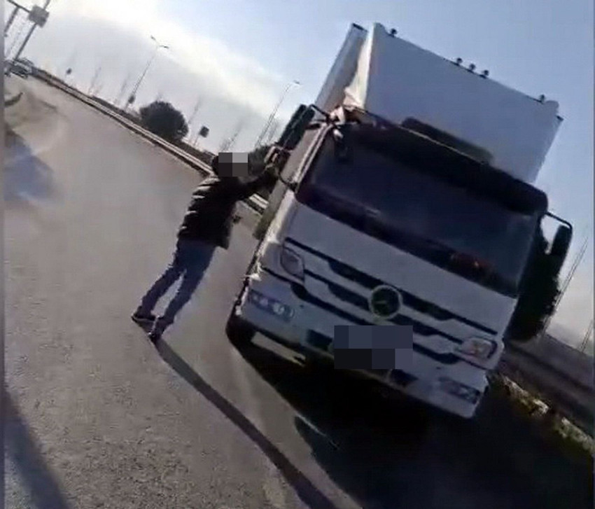 İstanbul trafiğinde psikopat saldırısı kamerada - Resim: 3