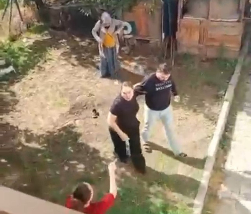 Annesini ve kız kardeşini darbeden psikopat kamerada... - Resim: 1