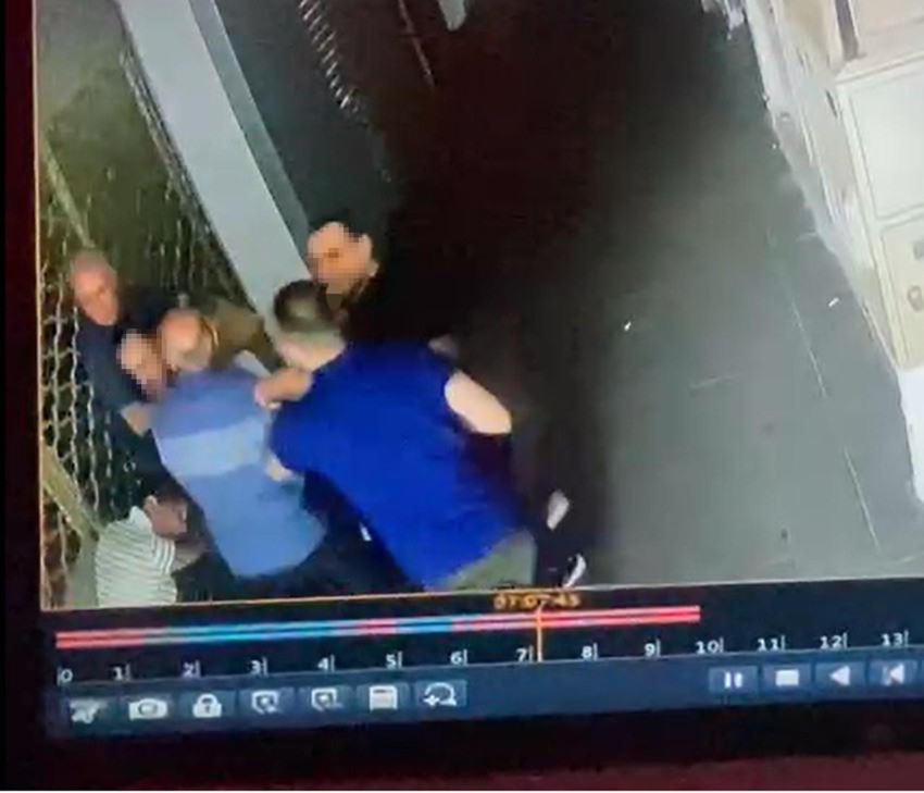 Pasajda dehşet: 2 erkek tartıştıkları kadını darbetti - Resim: 1