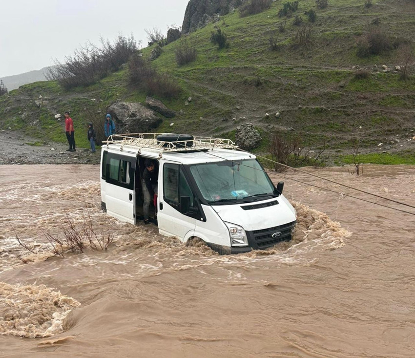Sel felaketi içinde can pazarı: Kalp krizi geçiren kadın mahsur kaldığı araçta öldü! - Resim: 2