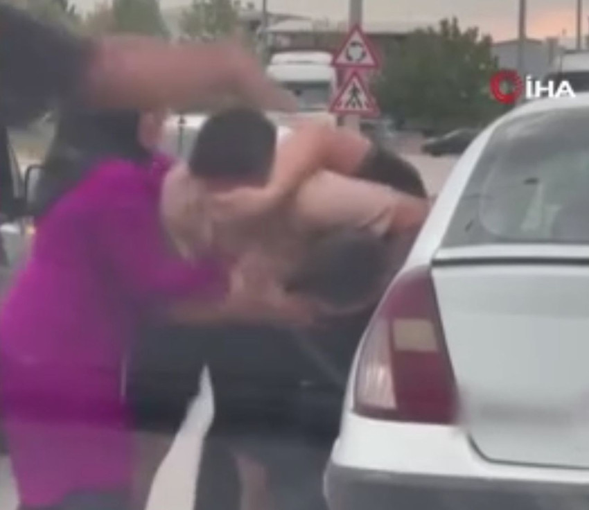 Yol verme kavgasında gözü dönen psikopatları vatandaşlar zor ayırdı - Resim: 3