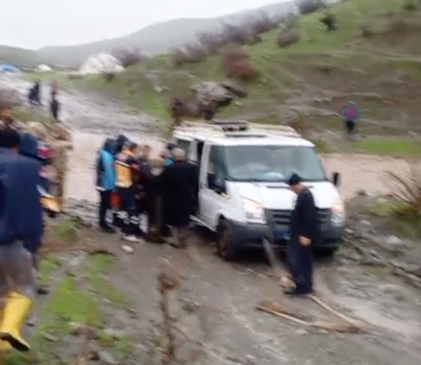 Sel felaketi içinde can pazarı: Kalp krizi geçiren kadın mahsur kaldığı araçta öldü! - Resim: 3