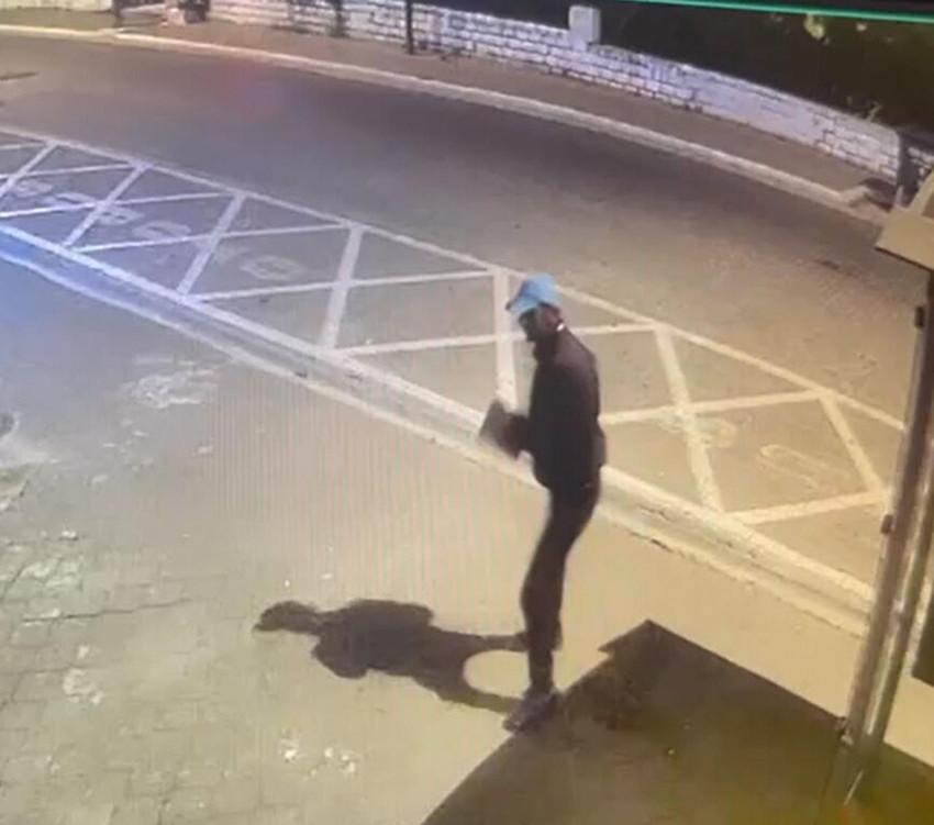 AK Parti binasına taşlı saldırı kamerada - Resim: 1