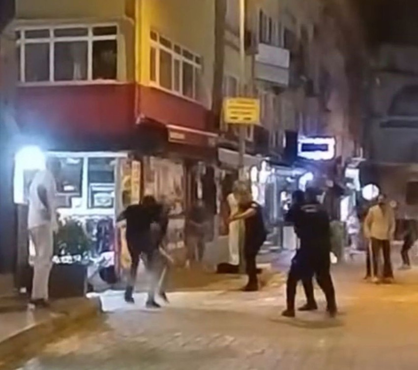 Şehir magandaları polise bıçakla saldırdı - Resim: 1