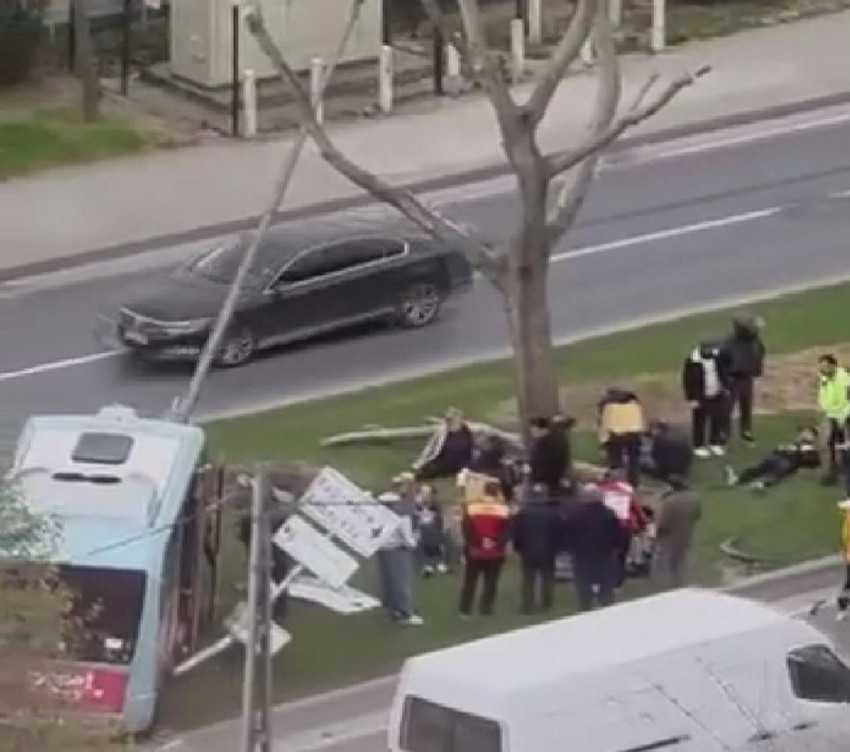 İstanbul'da can pazarı! Dolmuş aydınlatma direğine çarptı; yaralılar var - Resim: 2