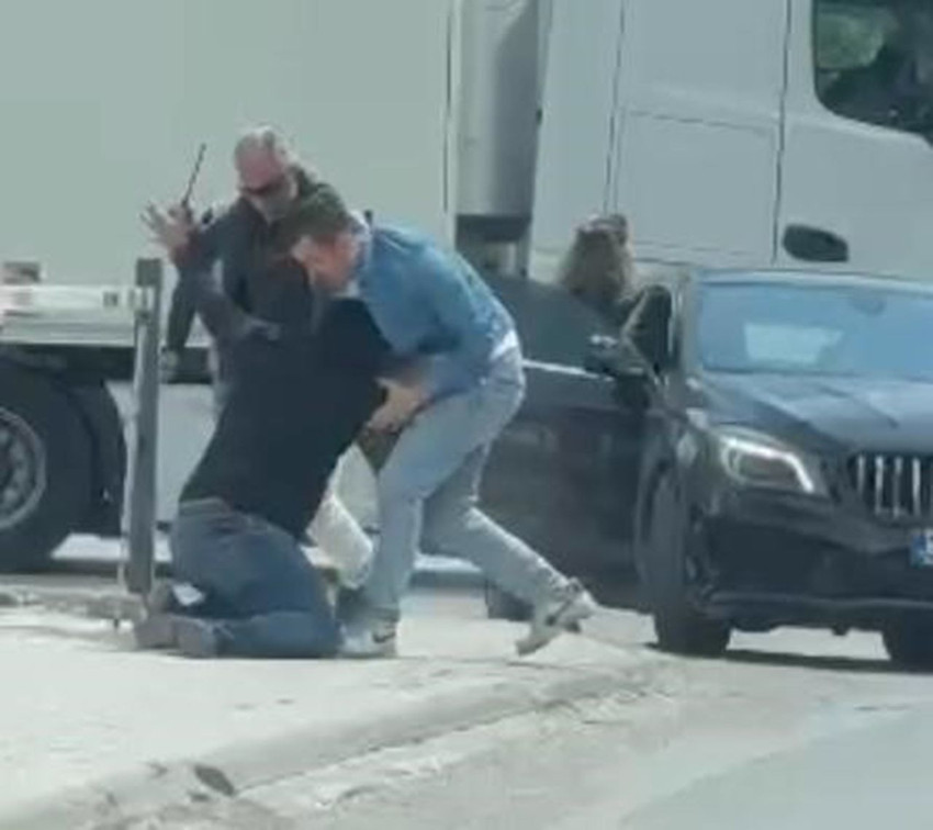 Trafikte satırlı ''yol verme'' kavgası kamerada - Resim: 2