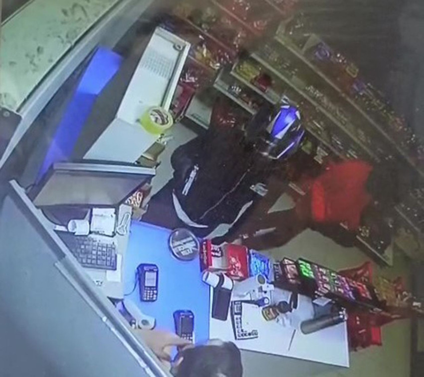 Sadece 10 dakikada 2 silahlı soygun yapıp kamera kayıtlarını bile yalanladı - Resim: 1