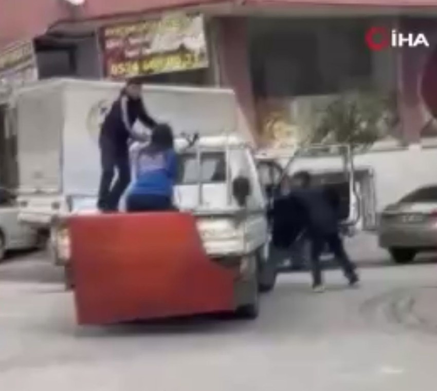 Market çalışanı genç kadının hırsızlara karşı ''ölümüne'' müdahalesi kamerada - Resim: 4