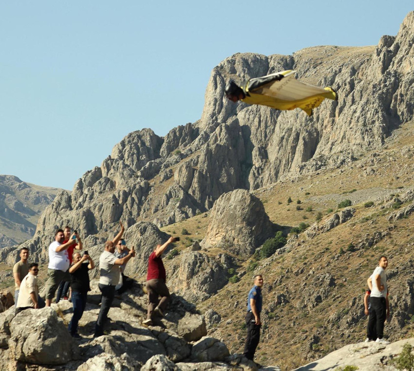 220 kilometre hızla uçan ''yarasa adam'' görenleri hayrete düşürdü - Resim: 3