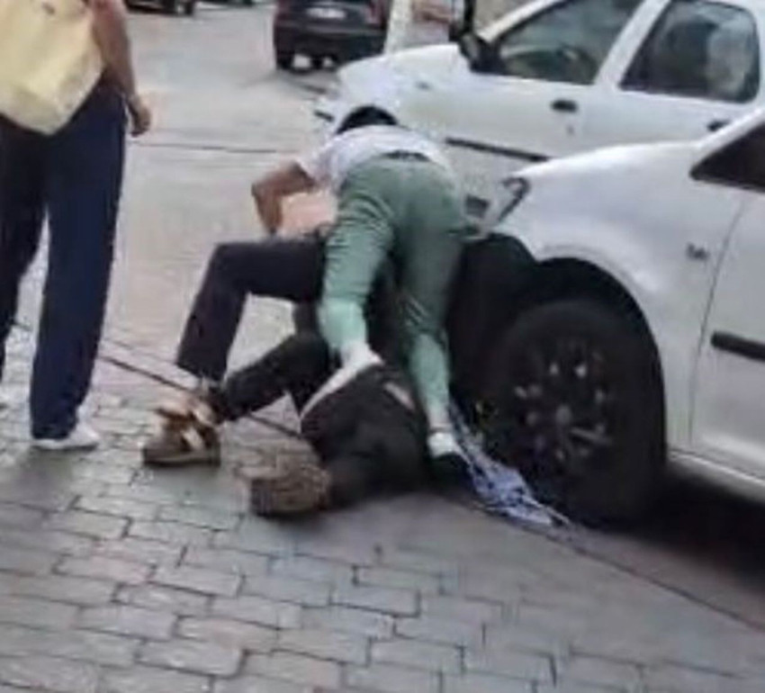 Sokak ortasında motosikletli magandaların bıçaklı kavgası kamerada - Resim: 1