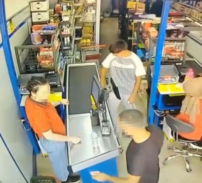 Markette kadın kasiyere yumruklu saldırı kamerada - Resim: 2