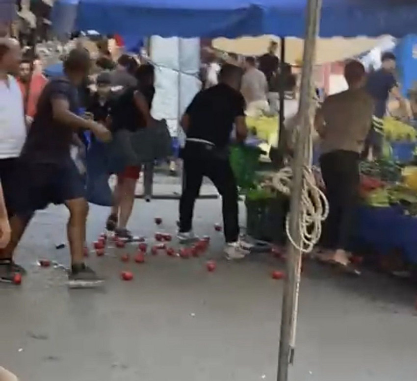 Semt pazarı savaş alanına döndü: Döner bıçaklarıyla birbirlerine saldırdılar - Resim: 1