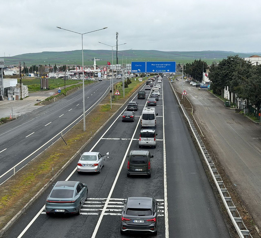 Bayram tatilinden İstanbul'a dönüş yolu kilitlendi; ağır vasıtalara trafiğe çıkış yasağı geldi - Resim: 4