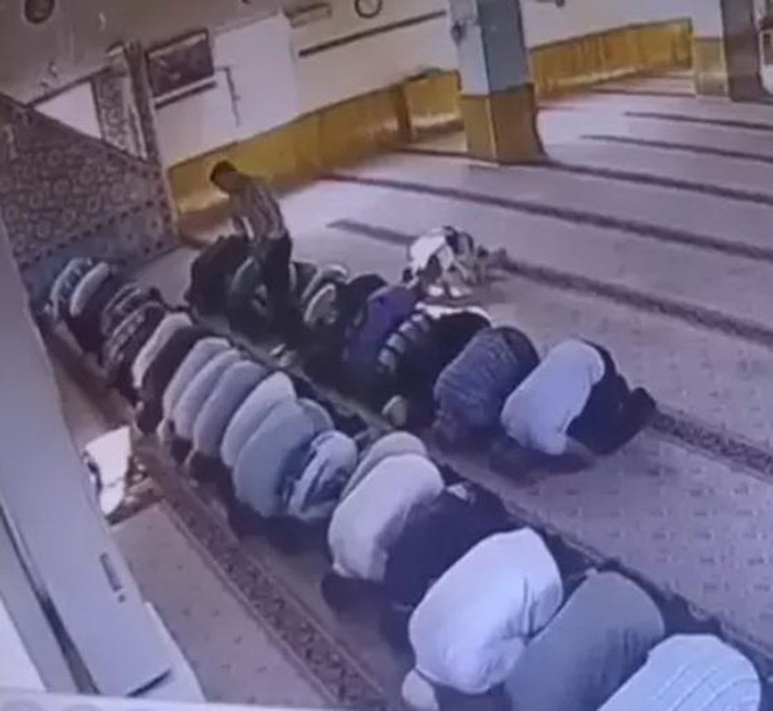 Camide namaz sırasında kan donduran cinayet - Resim: 1