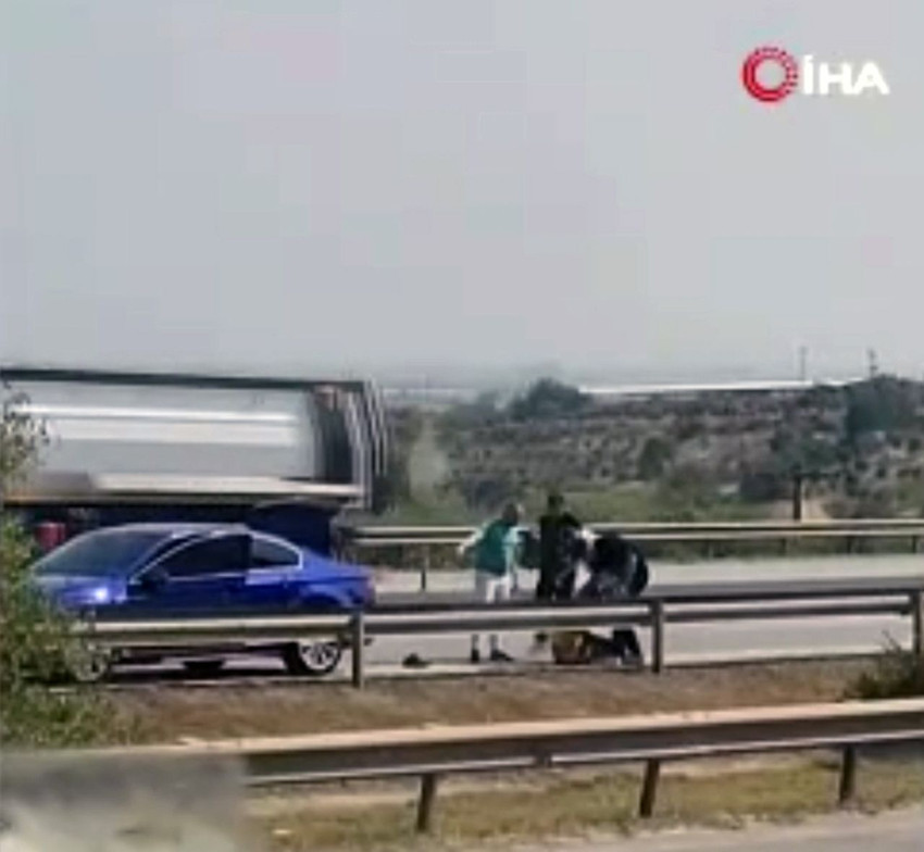 Trafik magandaları otoyolu savaş yerine çevirdi: Döverek bayıltıp, suyla ayılttlar - Resim: 3