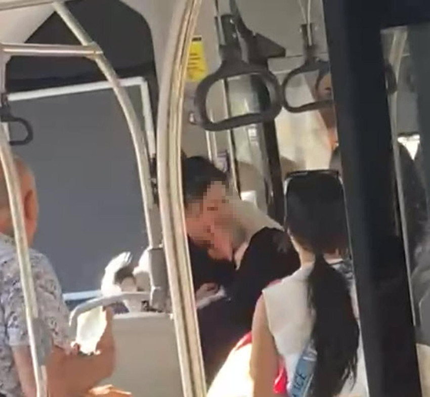 Belediye otobüsünde saç saça baş başa kavga! Tesettürlü kadına çirkin sözler - Resim: 4