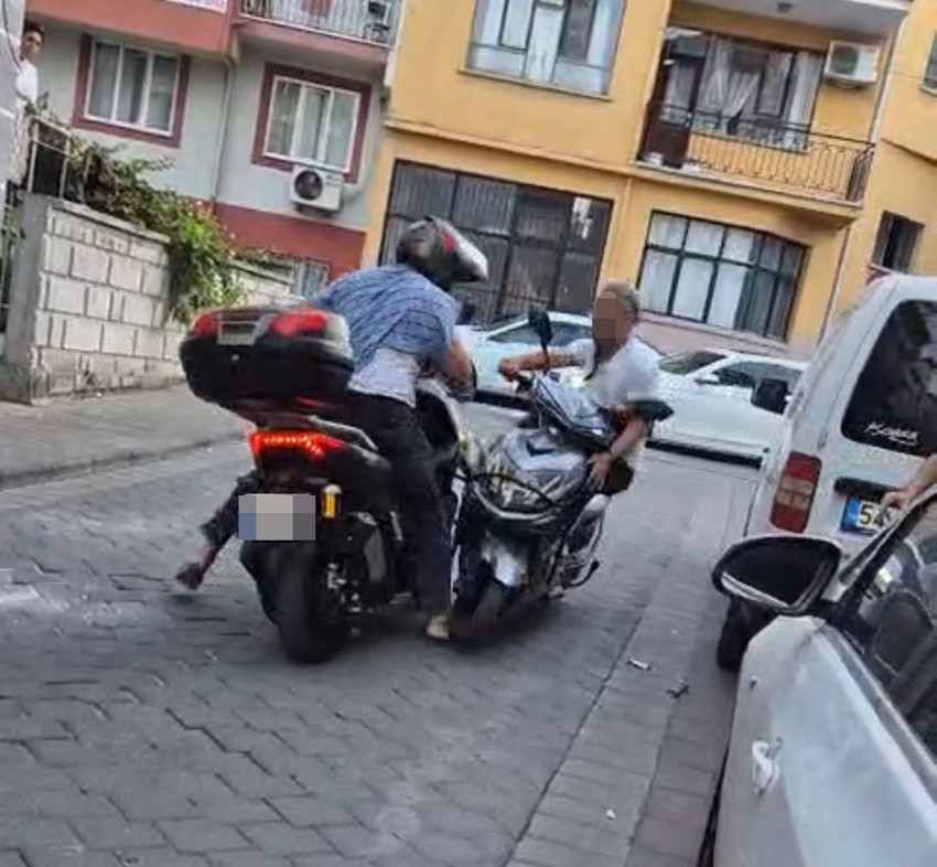 Sokak ortasında motosikletli magandaların bıçaklı kavgası kamerada - Resim: 2