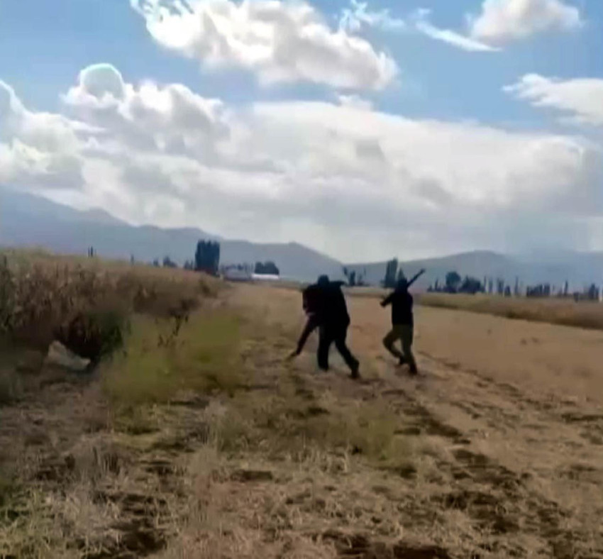 Babaya 11 yaşındaki kızının gözleri önünde sopalı dayak! - Resim: 2