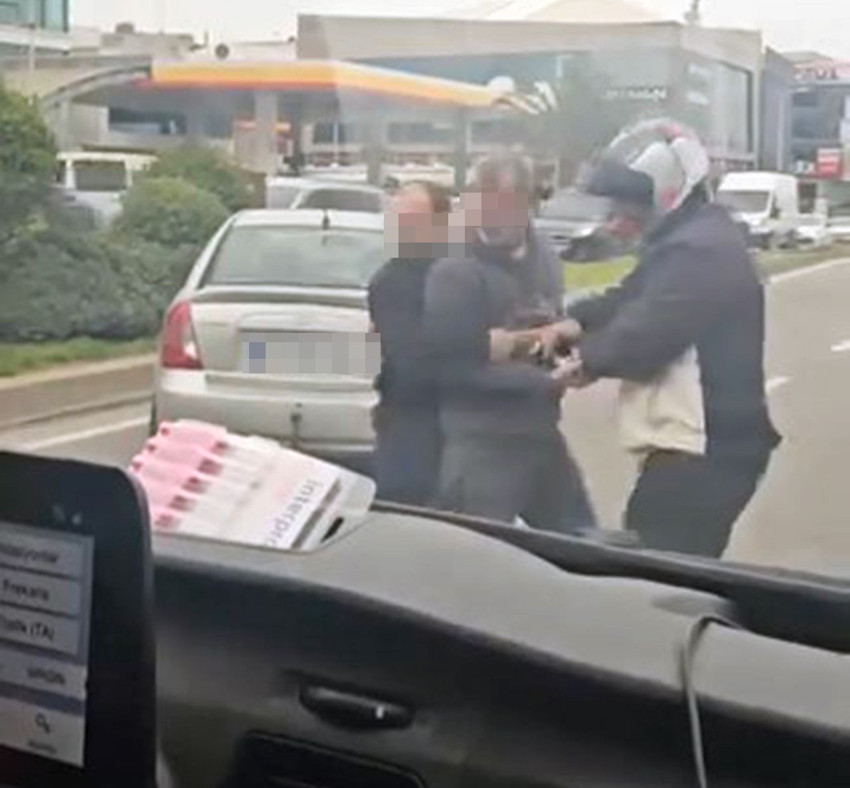 Trafikte sıradan bir gün daha: Yol verme kavgasında birbirlerine kemer ve yumruklarla saldırdılar - Resim: 4