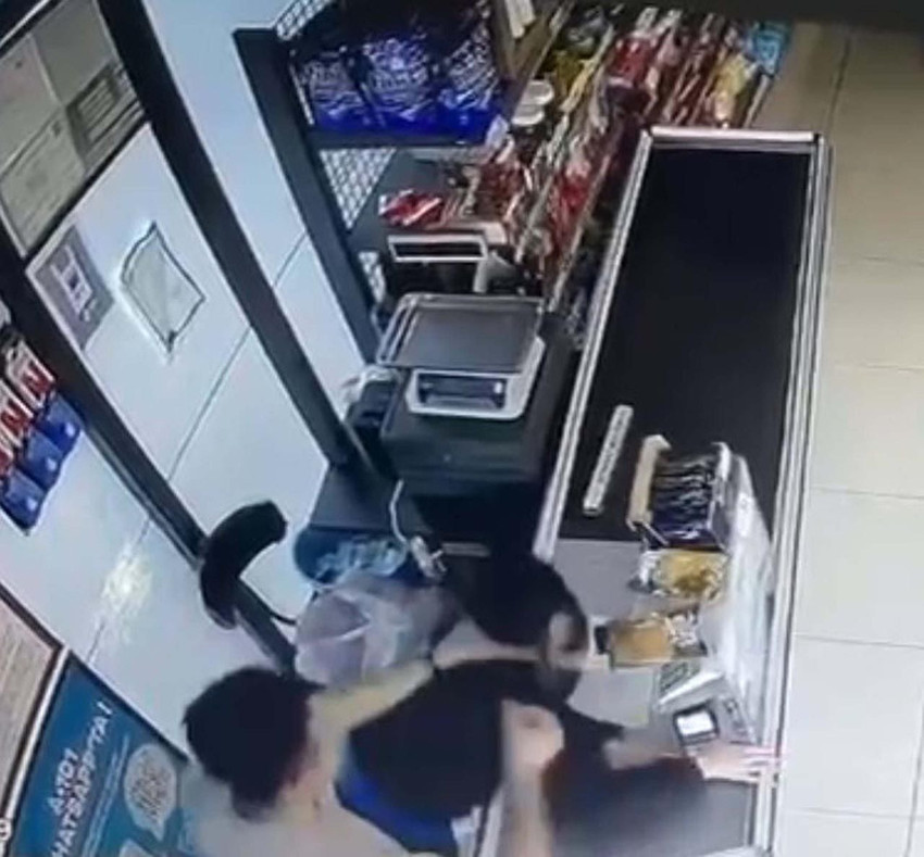 Zincir market şubesinde kadın çalışana şiddet kamerada - Resim: 3