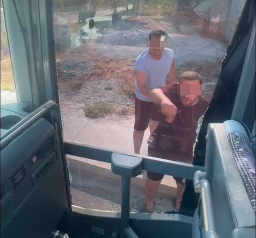Trafik teröristleri bu sefer de turist otobüsüne saldırdı - Resim: 1
