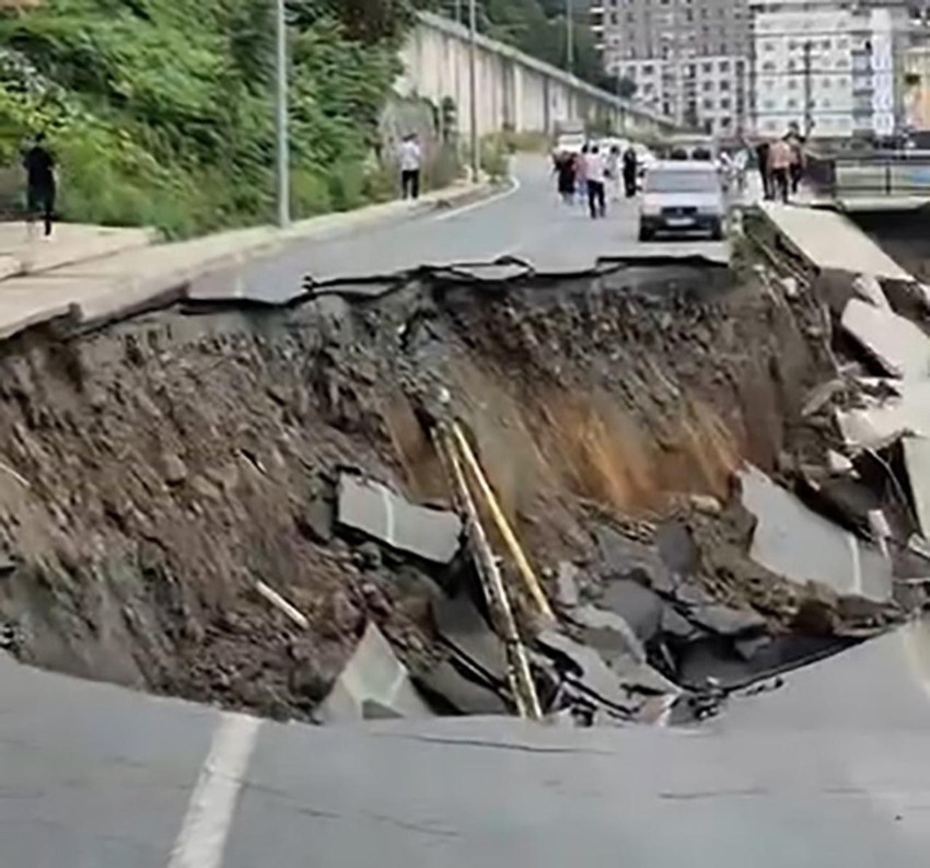 Rize'de korku dolu anlar: Yol çöktü, 3 bina tahliye edildi - Resim: 2