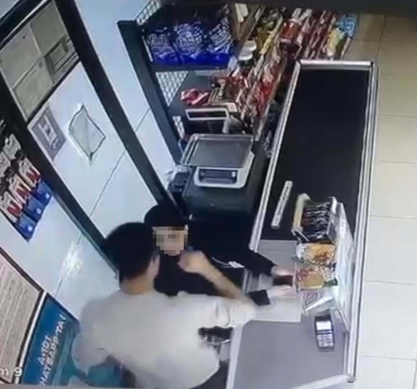 Zincir market şubesinde kadın çalışana şiddet kamerada - Resim: 2