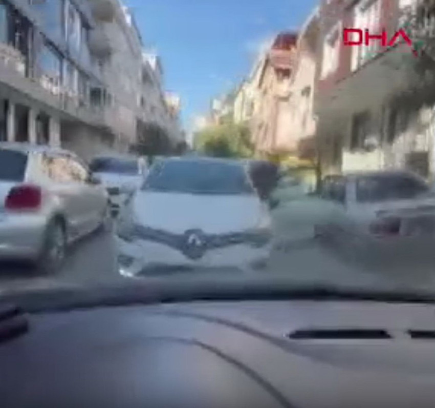 Trafikte ters yönden gelip yol kesen maganda dehşeti kamerada - Resim: 1