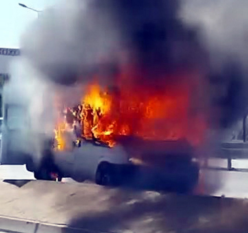 İstanbul trafiğinde korku dolu anlar: Minibüs alev alev yandı - Resim: 3