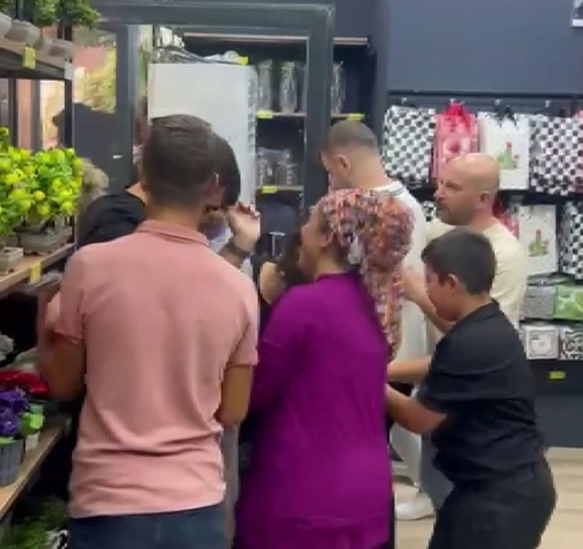 Yine bir mağaza açılışı, yine bir indirim izdihamı.... - Resim: 1