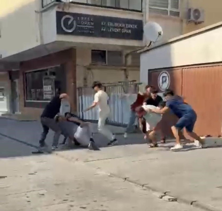 Sokak ortasında dehşet: Kafasına taş atıp bayılttılar - Resim: 2