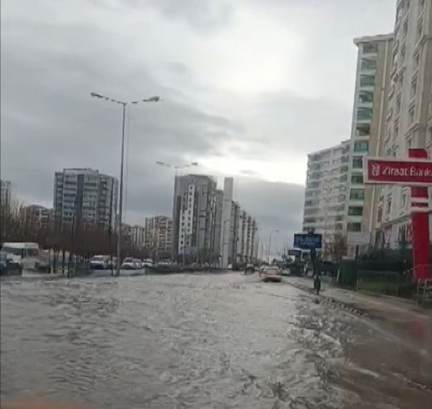 Sele yol açan sağanakta caddeler göle döndü, köprü sular altında kaldı! - Resim: 4