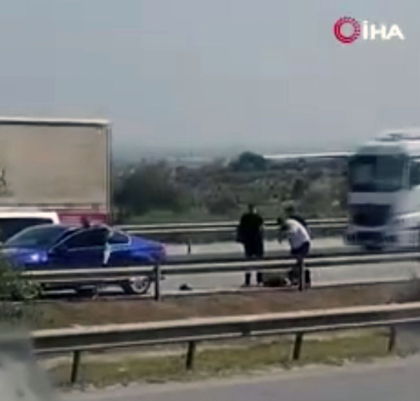 Trafik magandaları otoyolu savaş yerine çevirdi: Döverek bayıltıp, suyla ayılttlar - Resim: 1