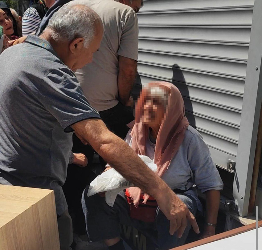 ''Ne alırsan 100 TL'' kampanyası izdiham yarattı: Birbirlerini ezdiler! - Resim: 5