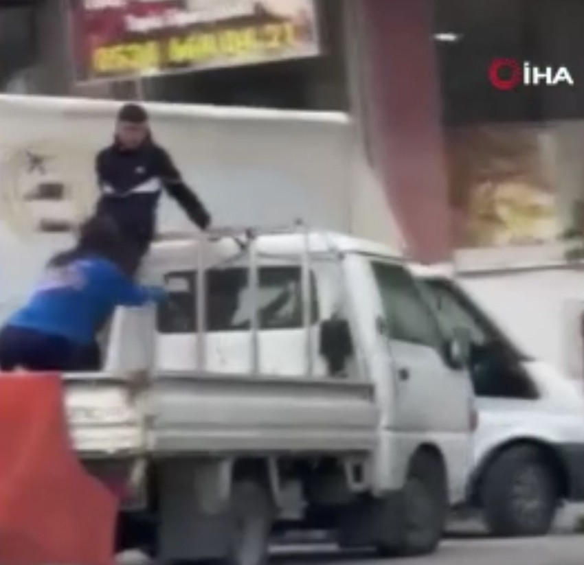 Market çalışanı genç kadının hırsızlara karşı ''ölümüne'' müdahalesi kamerada - Resim: 3